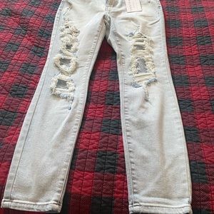 Distressed skinny jeans. NWT. Stretchy. 93% citron, 5% polyester, 2% spandex